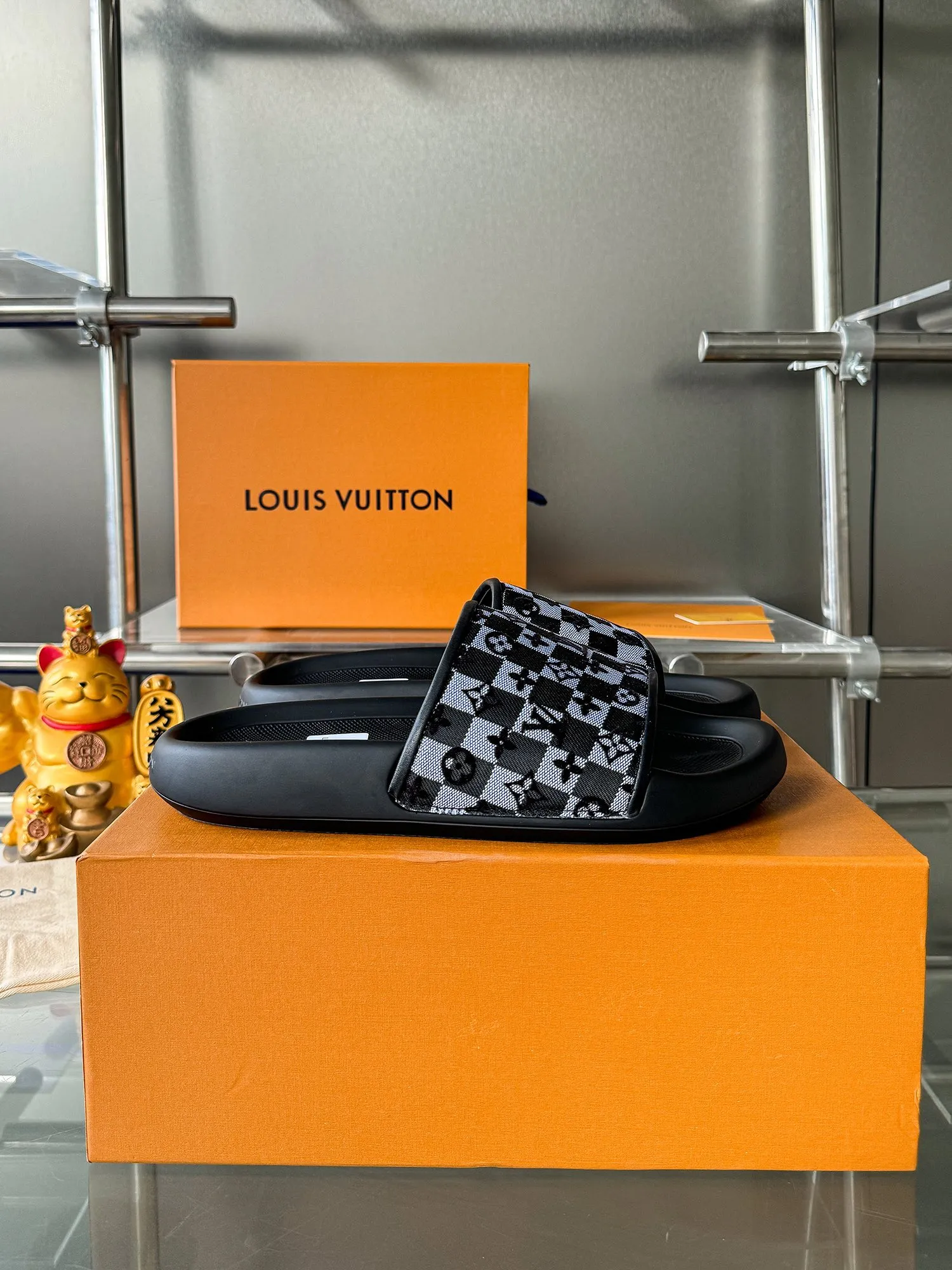 [L Home] P: 300💰 ▪️Shoe size: Women's 35-40 Men's 38-46▪️Packaging: Counter top quality~original packaging Louis Vuitton lv couple's monogram embossed slippers This season, Waterfront sandals return with a new look, and the upper buckle is embossed with Louis Vuitton's iconic Monogram pattern. Made of waterproof rubber with a comfortable and resilient insole. The lightweight, flexible outsole is embossed with the Louis Vuitton logo. Exquisitely packaged at the delivery counter 🛍📦 ▪️Fabric: Original molded rubber foam ▪️Sole: Original molded rubber foam outsole ▪️Sole thickness: 3CM.